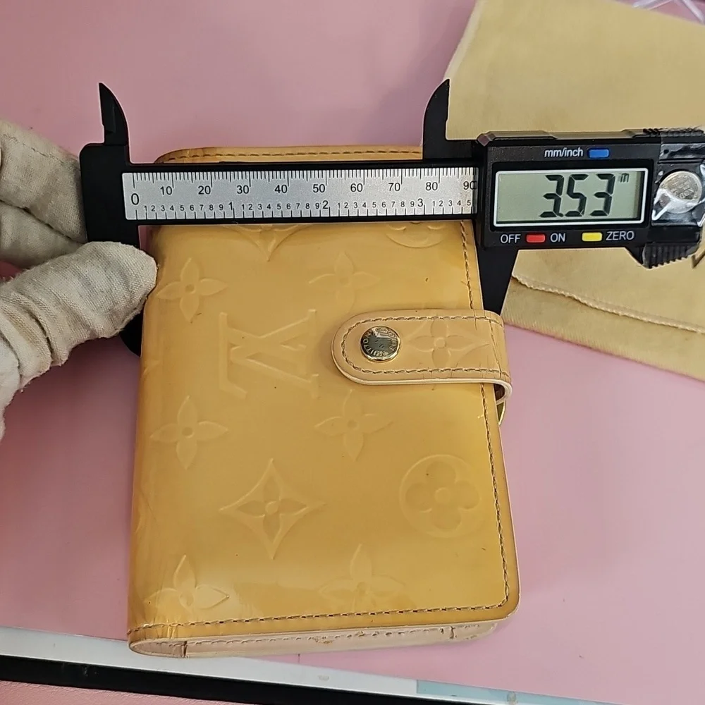 🏵Louis Vuitton Vernis Kisslock Wallet Yellow Beige Porto Monnaie Biennois🏵